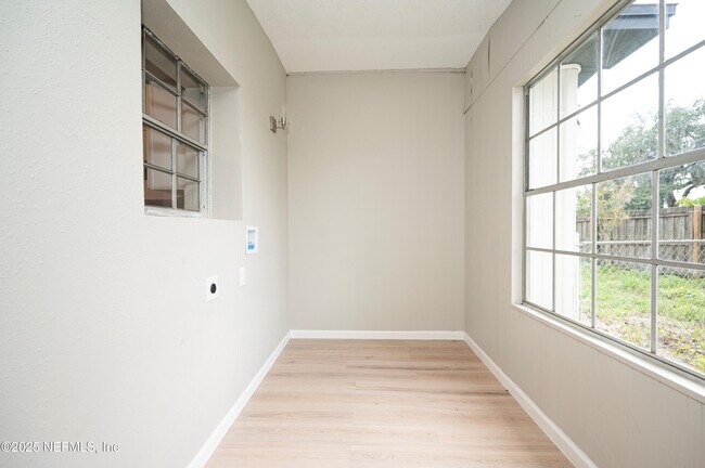 Building Photo - 313 Suzanne Dr