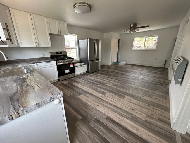 Building Photo - 3 Bedroom 1 Bath Beautiful House with Fenced Yard & Garage