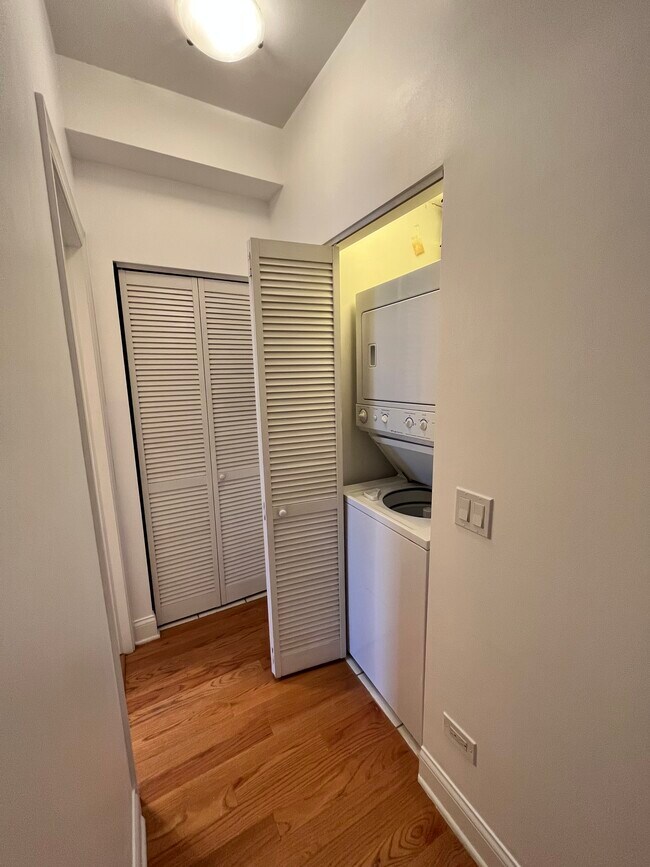 Building Photo - 3408 W Sunnyside Ave