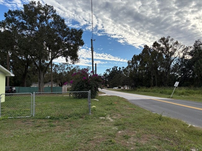 Building Photo - For Rent: 4-Bedroom Home in Lakeland