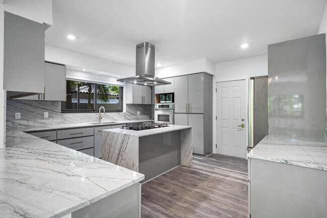 Building Photo - 7810 Beach View Dr