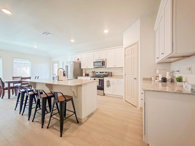 Building Photo - The Perfect Blend of Function and Luxury