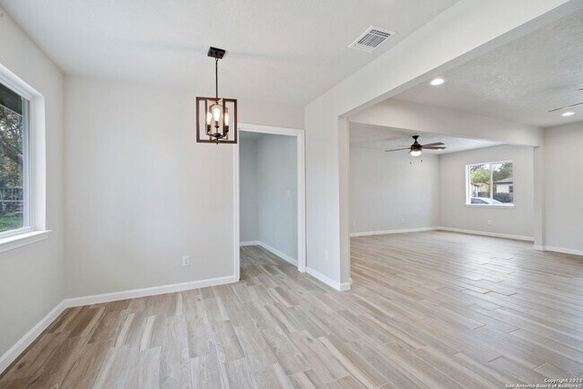 Building Photo - Charming Home Awaits: Spacious & Modern Li...