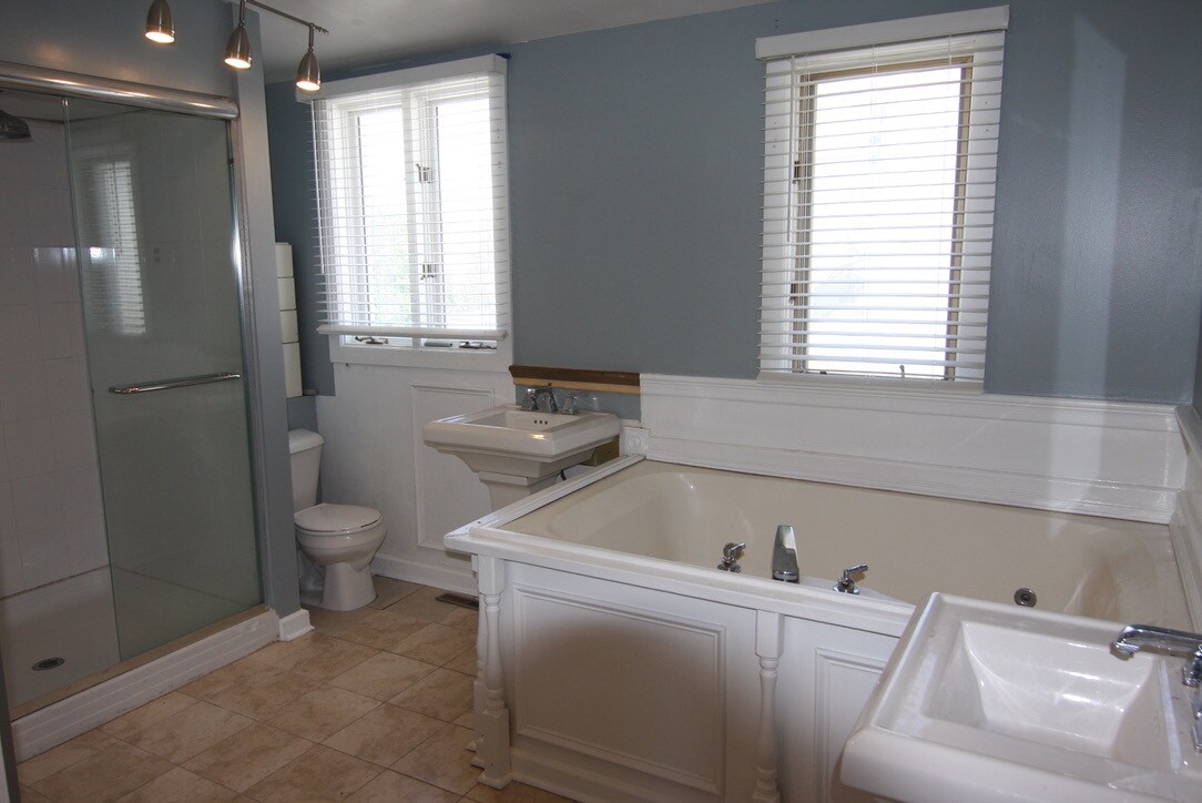 Building Photo - 1142 W Wolfram St