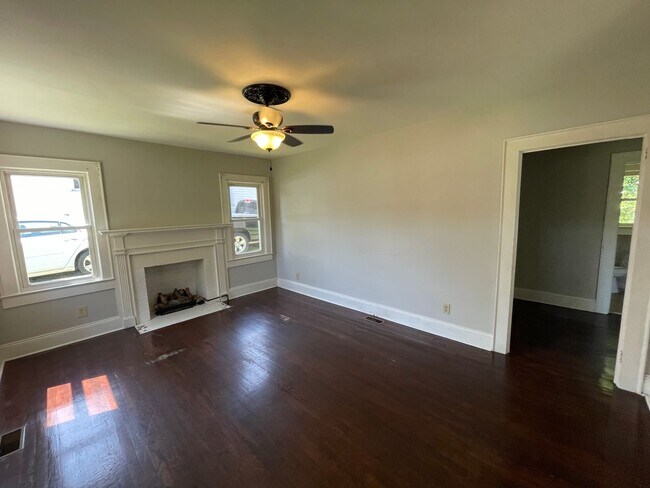 Building Photo - Freshly painted 2 bedroom 1 bathroom house...