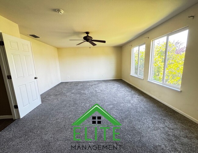 Building Photo - **Charming 4-Bed, 3-Bath Home in Prime Ros...