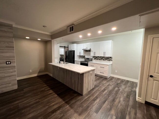 Building Photo - Upgraded Single Story First Floor Condo in Gated Community at Popular Madison Park Villas