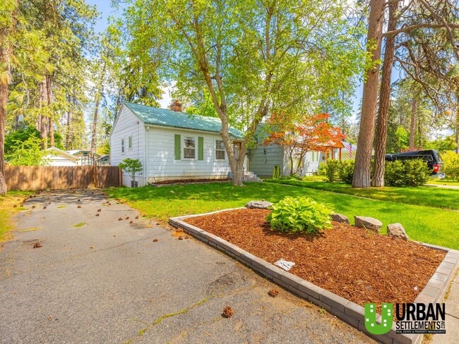 Building Photo - Charming 2 bed room 1.5 bathroom Cottage i...