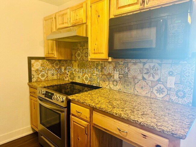 Building Photo - 501 Golden Cir