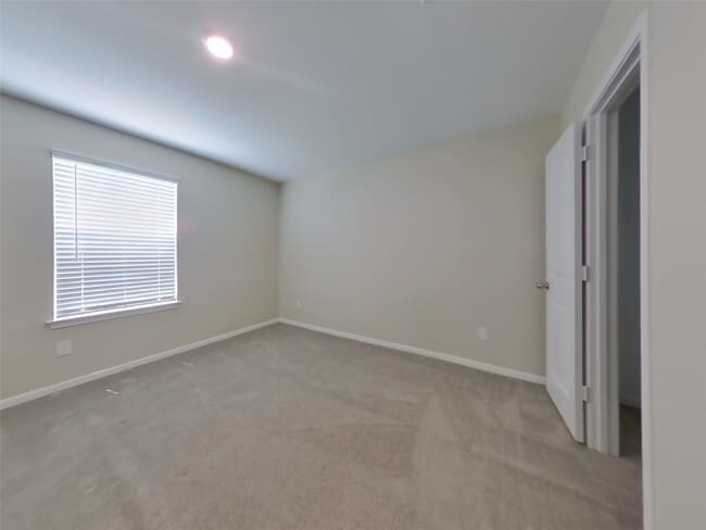 Building Photo - 100 Comanche Plains Rd