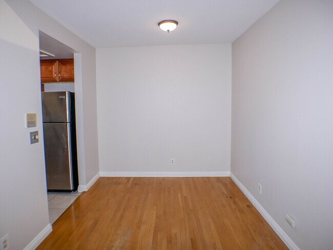Building Photo - Charming 2 bed/2 bath second level condo with washer/dryer & assigned parking