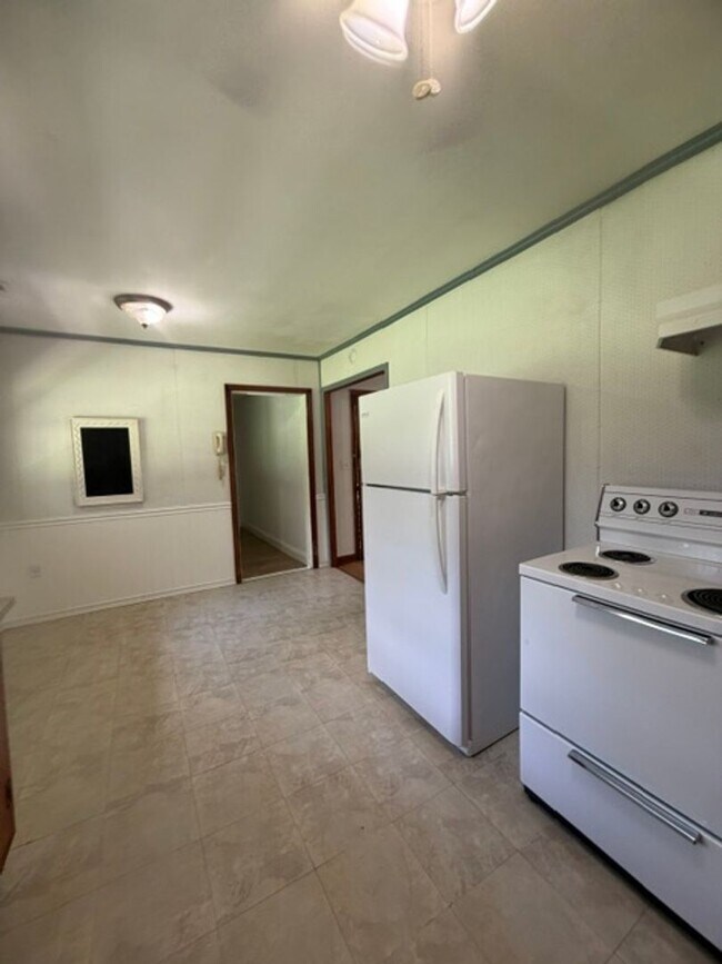 Building Photo - 2 Bedroom, 1 Bath home nestled in the heart of Maryville city in historic Sunset View.