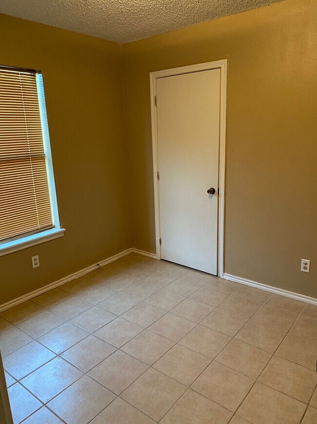 Building Photo - 811 E Stonegate Dr