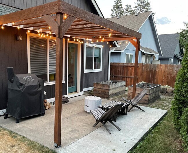 Building Photo - 3 Bed | 2 Bath | 1,306 Sq. Ft. | Bend, OR