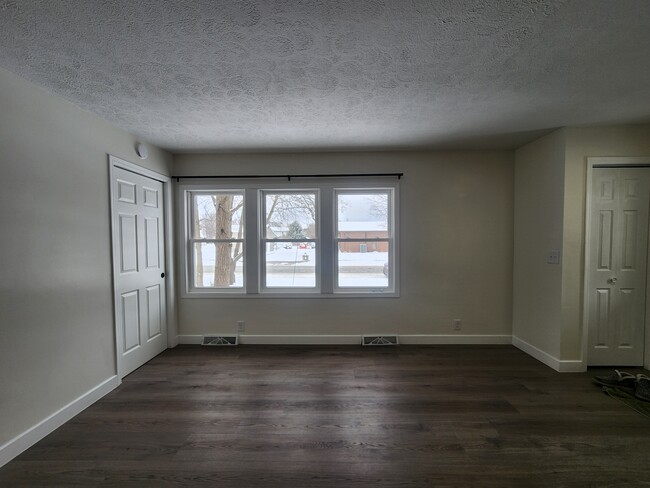 Living room from the bathroom hallway - 905 Woodmere Dr