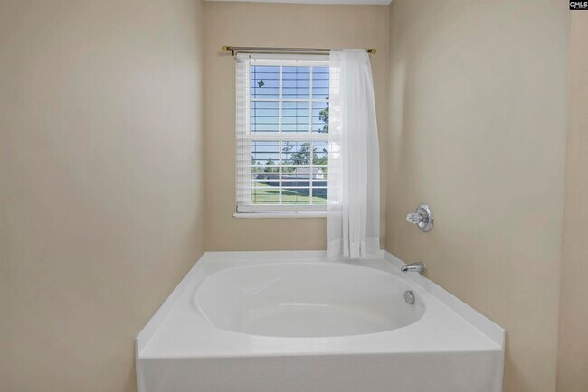 Building Photo - 331 Woodcote Dr
