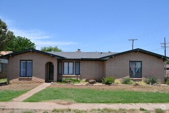 Building Photo - Conveniently Located Beautiful 3/2/2 on Co...