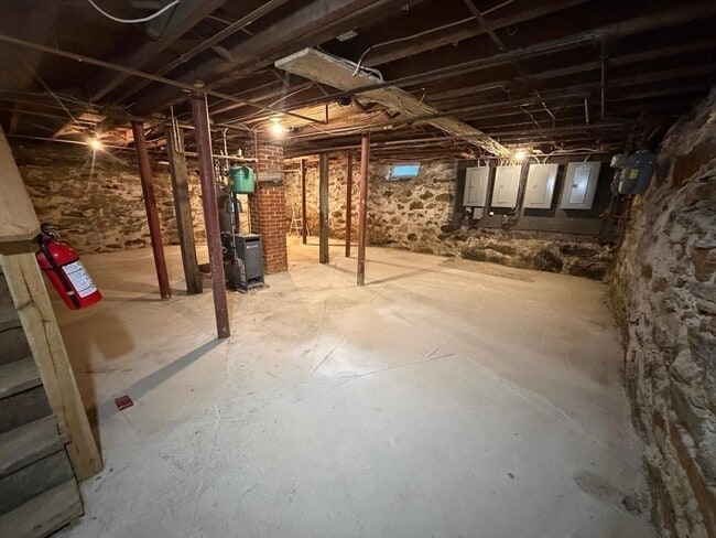 Building Photo - 18 Harris St