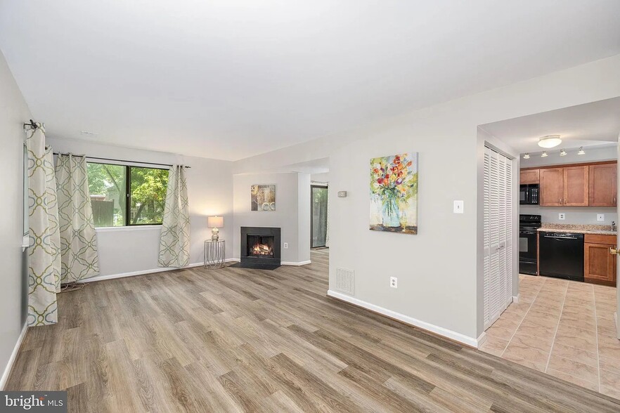 Building Photo - 10673 Spring Oak Ct