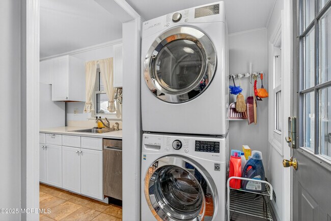 Building Photo - 1114 6th Ave