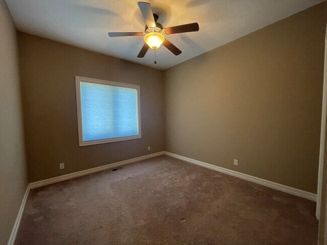 Building Photo - Home for rent in Springfield!