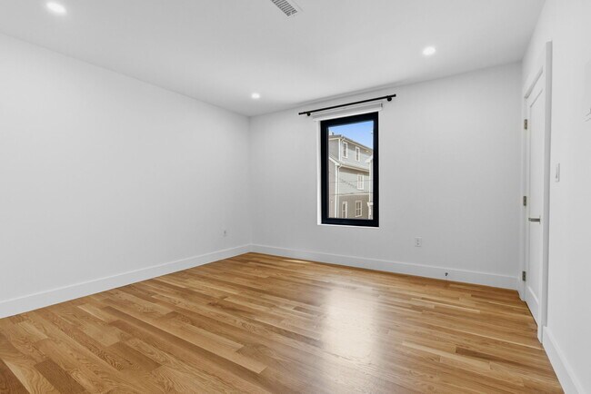 Building Photo - 6 Devine Wy