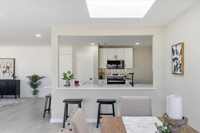 Building Photo - "Spacious 3-Bed, 2-Bath Gem with 2,155 Sq. Ft. on University Drive in Arlington, TX!"