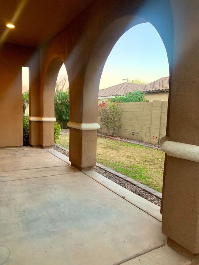 Building Photo - MOVE IN SPECIALS !! 4BD 3BA in South Tempe...