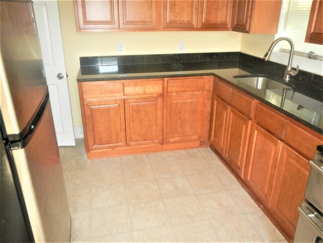 Building Photo - Bright & Comfortable Waltherson Townhouse