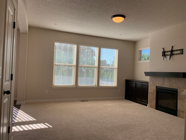 Building Photo - Beautiful 4BR in Camas! Modern Finishes! Close to Shopping & I-5! Schedule a tour today!