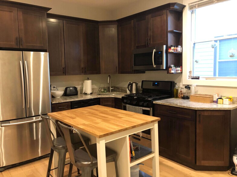 Building Photo - 3054 N Avers Ave