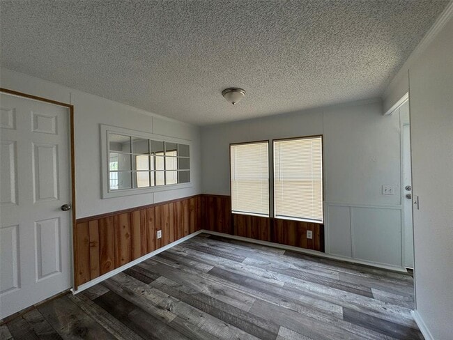 Building Photo - 16206 Wood Dr