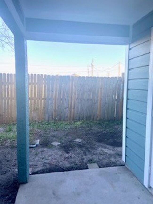 Building Photo - Very cute 2 bedroom 1 1/2 bath town-home c...