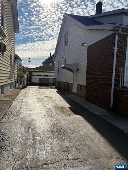 Building Photo - 23 Barrington Ave