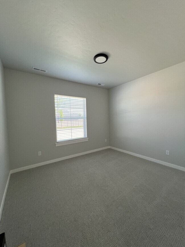 Building Photo - 2285 N Lithodora Ave