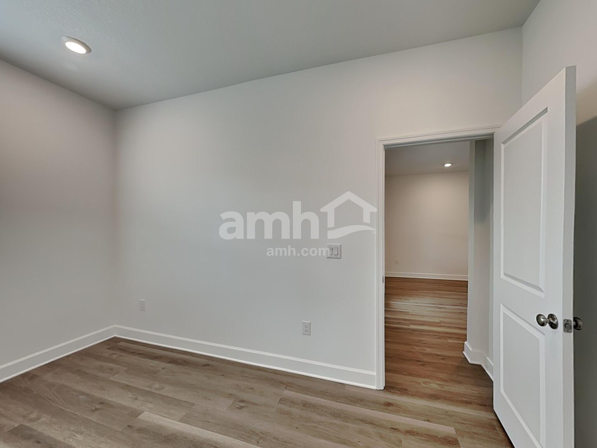 Building Photo - 2907 19th Ave W