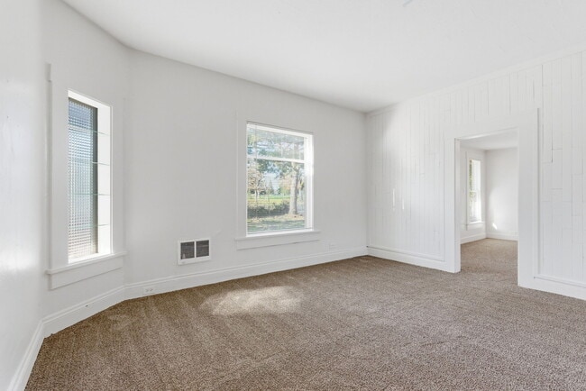 Building Photo - 5020 SE 92nd Ave