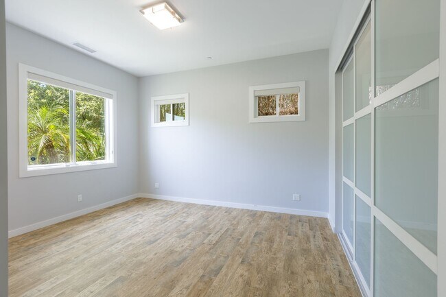 Building Photo - 4 Br 5 Ba with STUNNING VIEWS and Jacuzzi