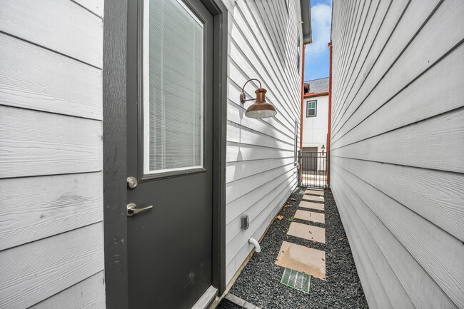 Building Photo - 9577 Neuens Rd