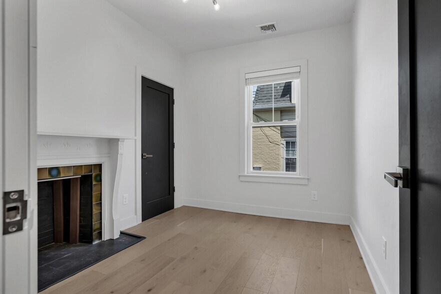 Building Photo - 182 Waterman St