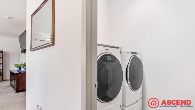 Building Photo - Charming 4 Bedroom Home!