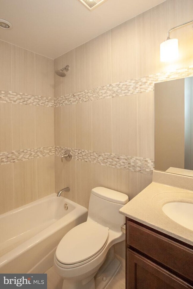 Building Photo - 2533 Hillsman St