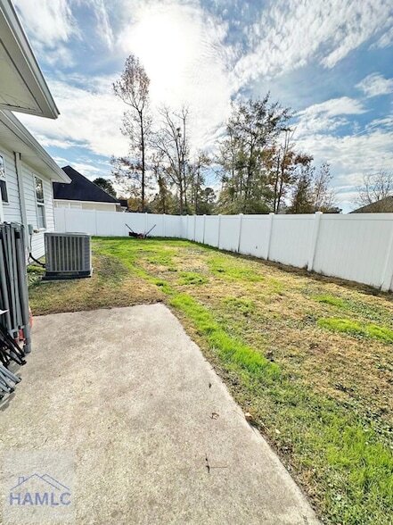 Building Photo - 1102 Sara Ln