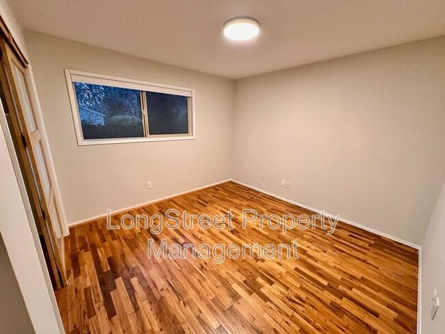 Building Photo - 123 SE 30th Pl