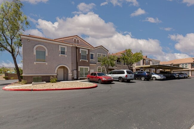 Building Photo - Ground floor one bedroom in luxury gated S...
