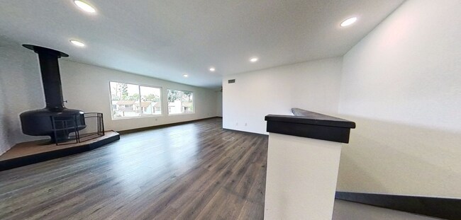 Building Photo - Large Two Story 8 Bed 4 Bath Home Near Campus!!