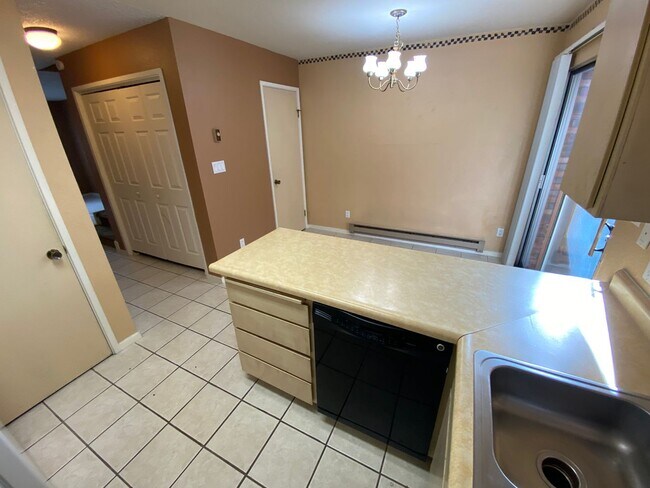 Building Photo - Two Bedroom Town Home on Florida Rd.