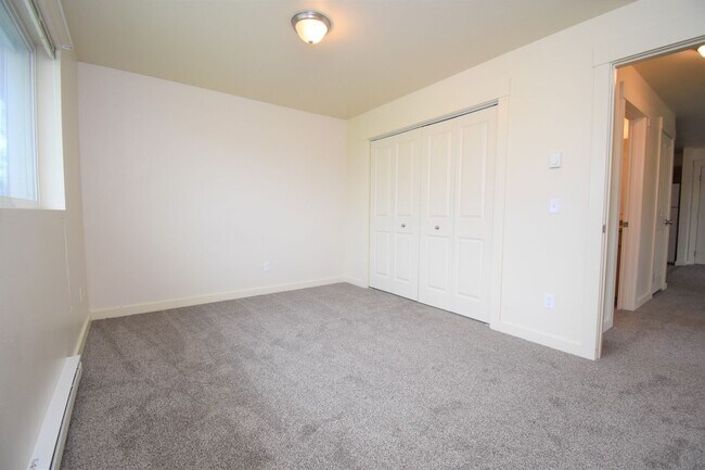 Building Photo - Centrally Located TOP Floor 2b w/ Private ...