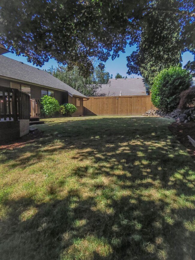 Building Photo - 4 Bedroom Tualatin Home Available - Inquir...