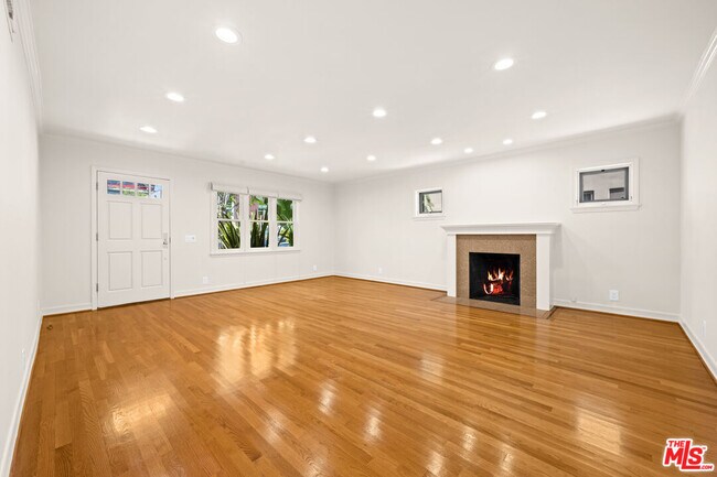 Building Photo - 704 Westbourne Dr
